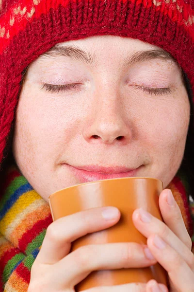 Chica bastante sonriente en ropa de invierno con una taza de bebida caliente — Foto de Stock