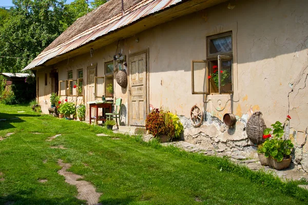 Antigua casa de campo con estilo en el campo eslovaco —  Fotos de Stock