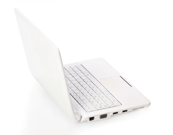 Білий відкритий ноутбук з чорним екраном на білому тлі — стокове фото