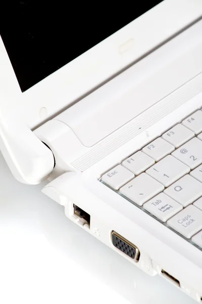 Laptop aberto branco com tela preta no fundo branco — Fotografia de Stock