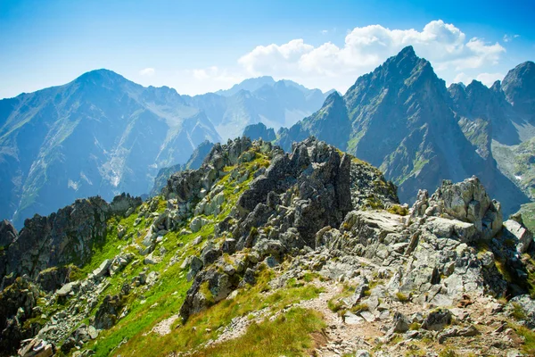 Vistas a las montañas rocosas desde Lomnicke sedlo en High Tatras, Sl — Foto de Stock