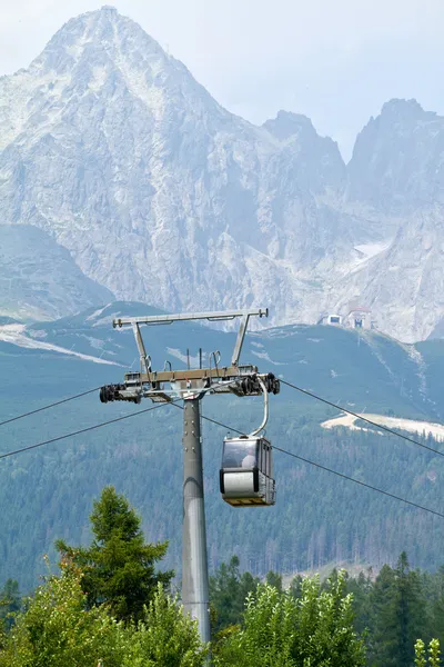 Kabelbaan cabine tegen lomnicky piek in hoge Tatra gebergte, — Stockfoto