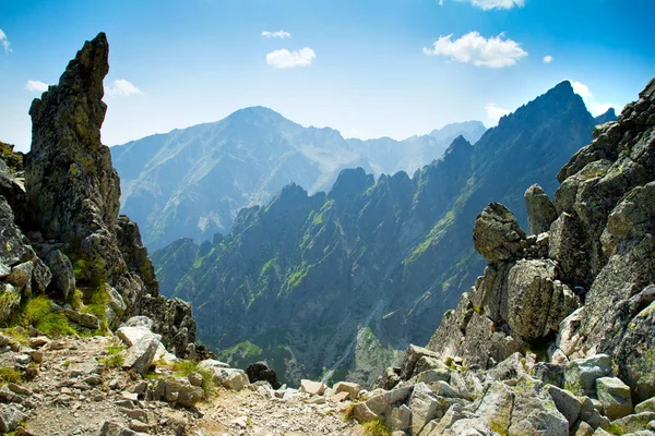 Rocky mountains uitzicht vanuit lomnicke sedlo in hoge Tatra, sl — Stockfoto