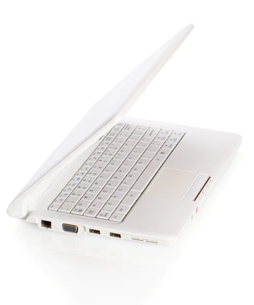 Laptop aberto branco com tela preta no fundo branco — Fotografia de Stock