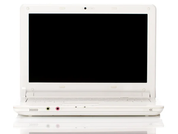 Laptop aberto branco com tela preta no fundo branco — Fotografia de Stock