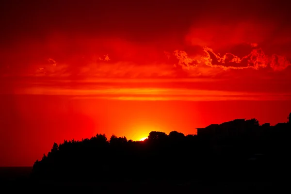 Cielo rosso al tramonto con nuvole drammatiche — Foto Stock