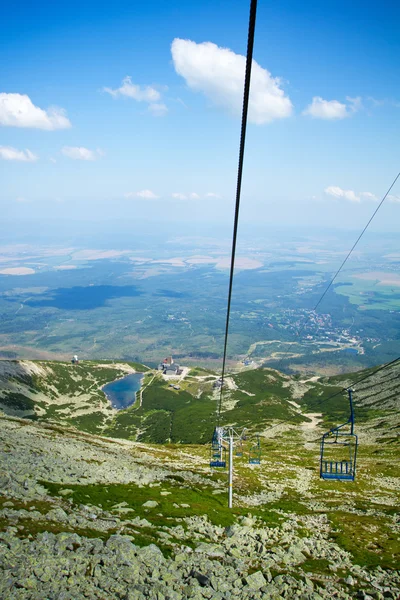 Stoeltjeslift op lomnicky hoogtepunt in hoge Tatra gebergte, Slowakije — Stockfoto