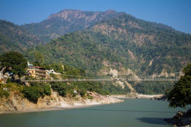 Laxman Jhula köprüsü Rishikesh, Hindistan 'daki Ganj nehri üzerinde.