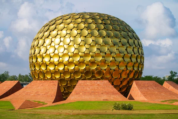 Matrimandir - Templo de Ouro em Auroville, Tamil Nadu, Índia — Fotografia de Stock