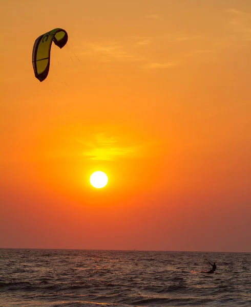 Kitesurfer st sunset silüeti — Stok fotoğraf