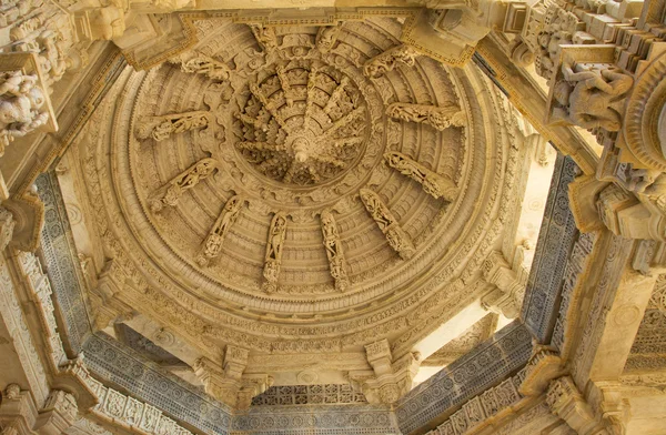 Decke im Tempel ranakpur chaumukha, Rajasthan — Stockfoto