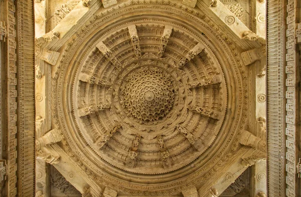 ラジャスタン州ラナクプール chaumukha 寺の天井 — ストック写真