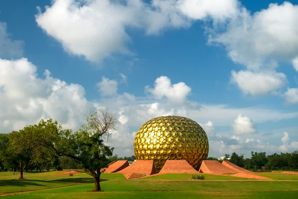 Matrimandir - 黄金寺院オーロビル、タミル ・ ナードゥ州、インド — ストック写真