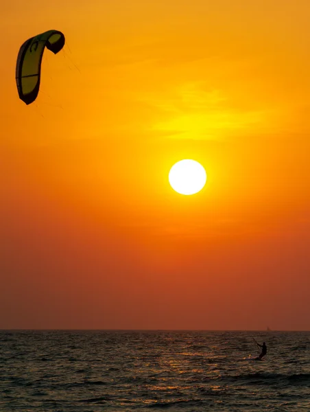Silueta de un kitesurfer st puesta de sol — Foto de Stock