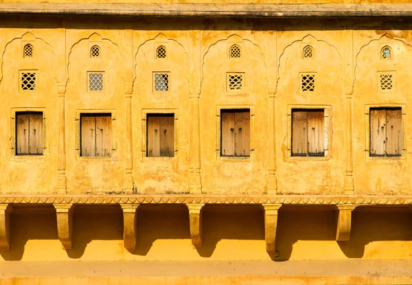 Παράθυρα με τα παραθυρόφυλλα στον τοίχο του αρχαίου φρουρίου amber κοντά jai — Φωτογραφία Αρχείου