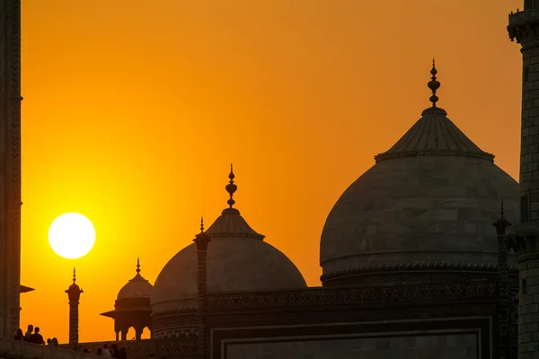 Taj mahal západ slunce z břehu řeky yamuna — Stock fotografie