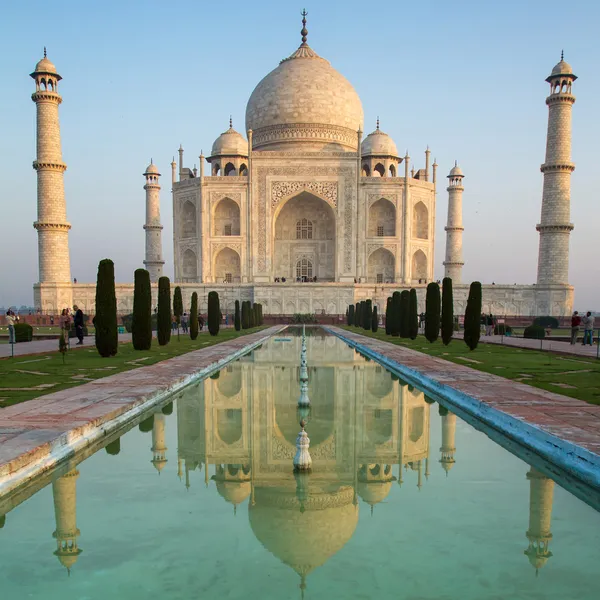 En perspektivvy på taj mahal mausoleum med reflektion i wat Stockbild