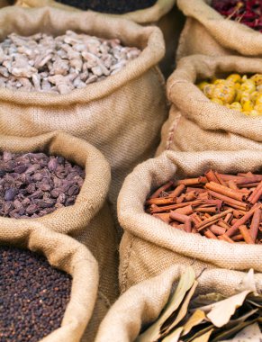 tarçın ve diğer baharatlar Hintli Market poşetleri