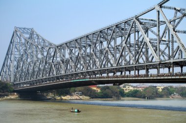 Kalküta, Hindistan - 13 Mart: tekne balıkçı çarpılar hooghly Nehri