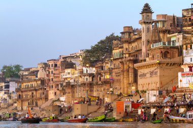 Varanasi, Hindistan - 23 Mart: Ghats Ganj Nehri kıyısında