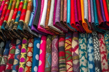 çeşitli renkli, Katmandu, nepa bir piyasa ahır kumaşlar