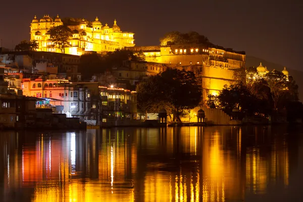 Palácio da cidade e lago Pichola à noite, Udaipur, Rajasthan, Índia — Fotografia de Stock