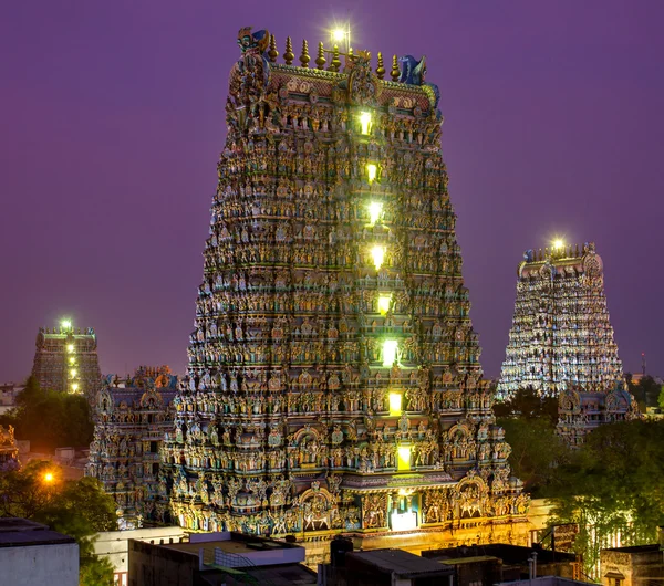 MADURAI, ÍNDIA - MARÇO 3: Templo de Meenakshi - um dos maiores e mais antigos templos indianos — Fotografia de Stock