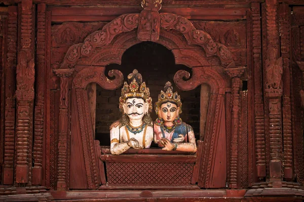 Shiva und Parvati Holzfiguren im Fenster des Shiva Parvati Hindu Tempels am Durbar Square — Stockfoto