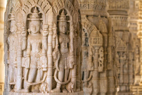 Rzeźby w świątyni chaumukha w ranakpur, Radżastan, Indie — Zdjęcie stockowe