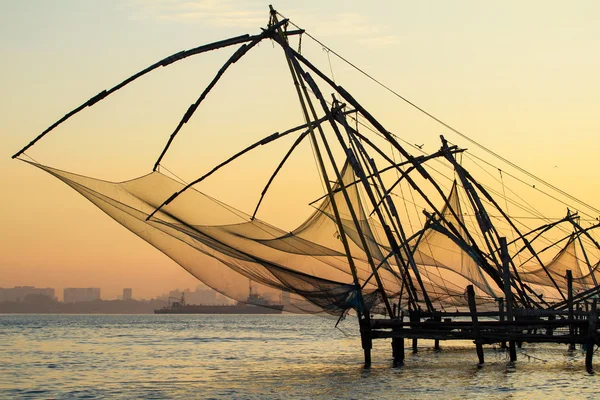 Čínské rybářské sítě při východu slunce v cochin (fort kochi), kerala, Indie — Stock fotografie