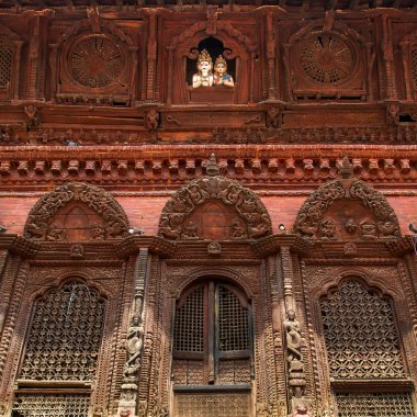 Shiva ve ahşap parvati rakamlar shiva parvati hindu Tapınağı durbar Meydanı Katmandu, nepal'penceresinde