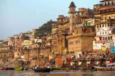 Varanasi, Hindistan - 23 Mart: ghats kutsal kent varanasi üzerinde 23 Mart 2013 varanasi, uttar pradesh, Hindistan Ganj Nehri kıyısında.