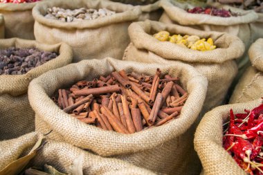 tarçın ve diğer baharatlar Hintli Market poşetleri