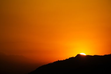 Dağlarda güzel bir gün batımı