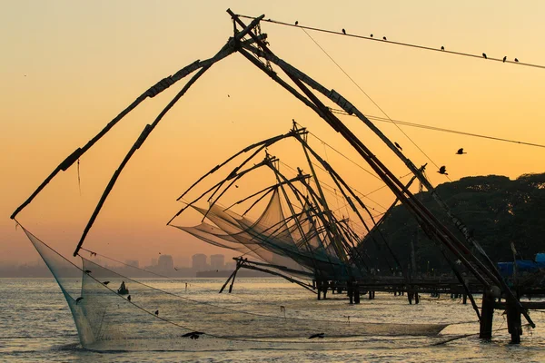 Rede de pesca chinesa ao nascer do sol em Cochin (Fort Kochi), Kerala, Índia — Fotografia de Stock