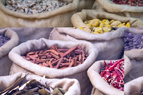 Canela y otras especias en las bolsas en el mercado indio — Foto de Stock