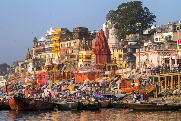 VARANASI, INDIA - 23 DE MARZO: Ghats a orillas del río Ganges en la ciudad santa de Varanasi el 23 de marzo de 2013 en Varanasi, Uttar Pradesh, India . —  Fotos de Stock