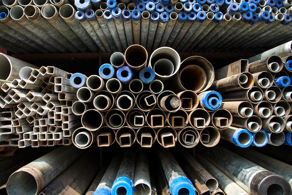 Tubos de acero apilados y tubos de fondo —  Fotos de Stock