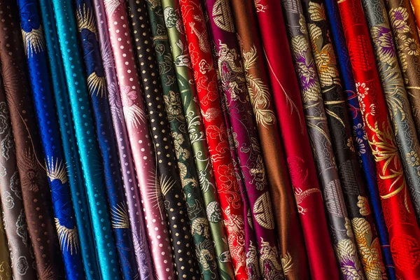 Různé barevné tkaniny na stánku v tržnici v Káthmándú, nepa — Stock fotografie