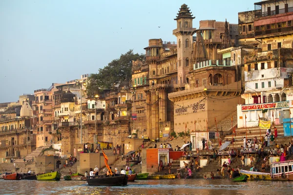 VARANASI, INDIA - 23 MARCH: Ghats on the banks of Ganges river in holy city of Varanasi on March 23, 2013 in Varanasi, Uttar Pradesh, India. — Stock Photo, Image