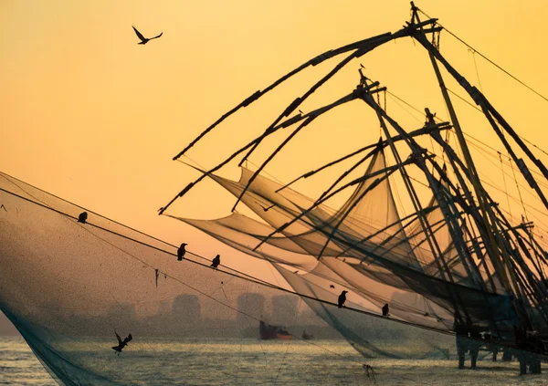 Čínské rybářské sítě při východu slunce v cochin (fort kochi), kerala, Indie — Stock fotografie