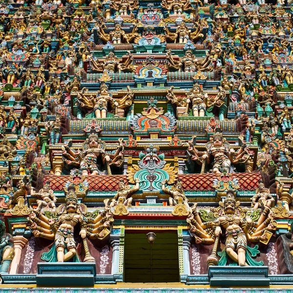 МАДУРАЙ, ИНДИЯ - 3 МАРТА: Храм Минакши - один из крупнейших и старейших индийских храмов 3 марта 2013 года в Мадурае, Тамилнад, Индия — стоковое фото