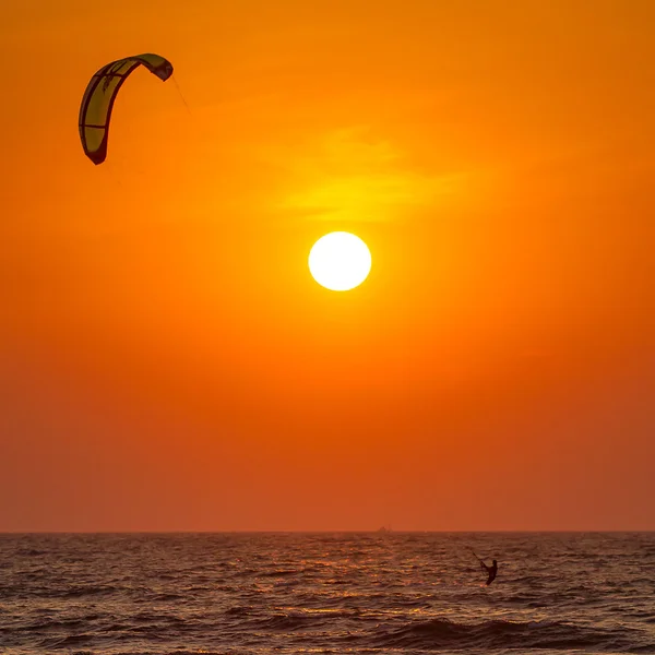 Silhouet van een kitesurfer st zonsondergang — Stockfoto