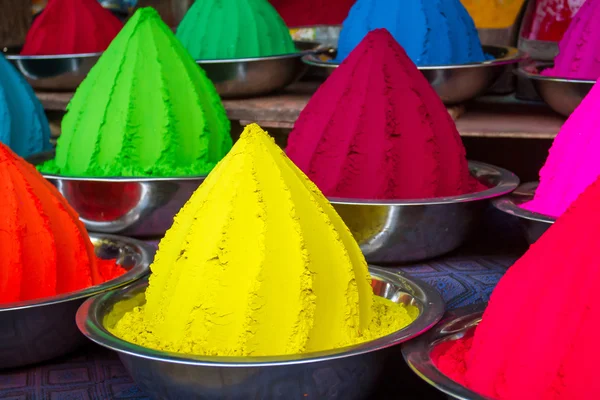 Montones coloridos de tintes en polvo utilizados para el festival Holi en la India — Foto de Stock