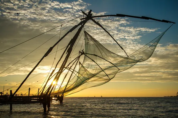 Çin balıkçılık gün doğarken net cochin (fort kochi), kerala, Hindistan