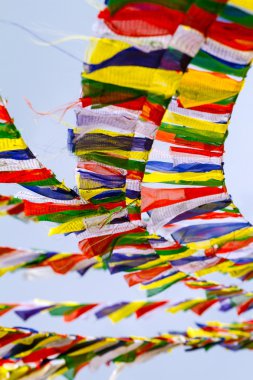 Budist Tibet dua bayrakları mavi gökyüzü arka plan