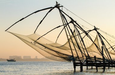 Çin balıkçılık gün doğarken net cochin (fort kochi), kerala, Hindistan