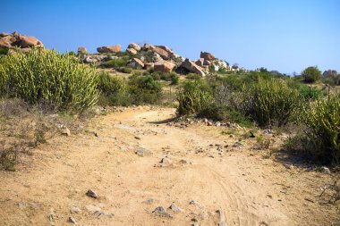 Kuru bir kayalık yamaç ile yürüyüş iz
