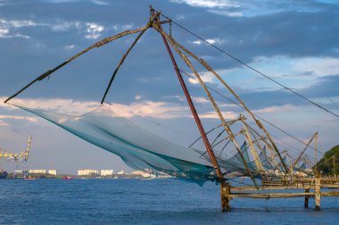 Çin balıkçılık gün doğarken net cochin (fort kochi), kerala, Hindistan