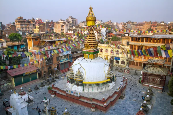 Kathesimbu Stupa, Buda bilge gözlerine ve Nepal Katmandu 'da renkli bayraklara sahip.